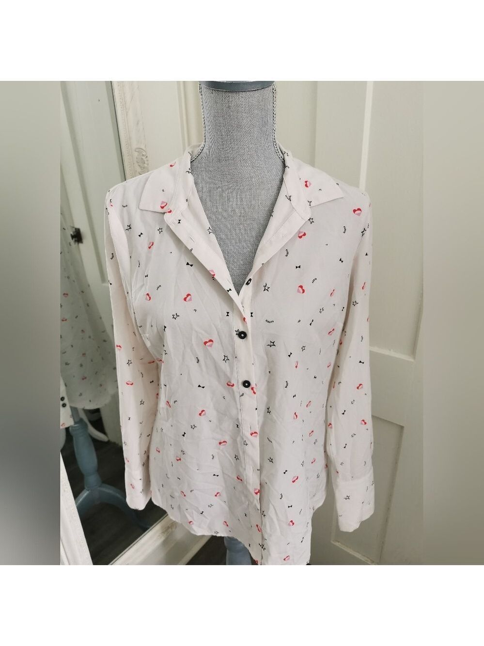 RW & CO Whimsical โค๏ธ & โญ, Bows Lightweight Blouse. Size Medium.
